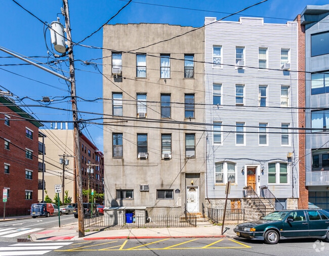 Building Photo - 400 Monroe St