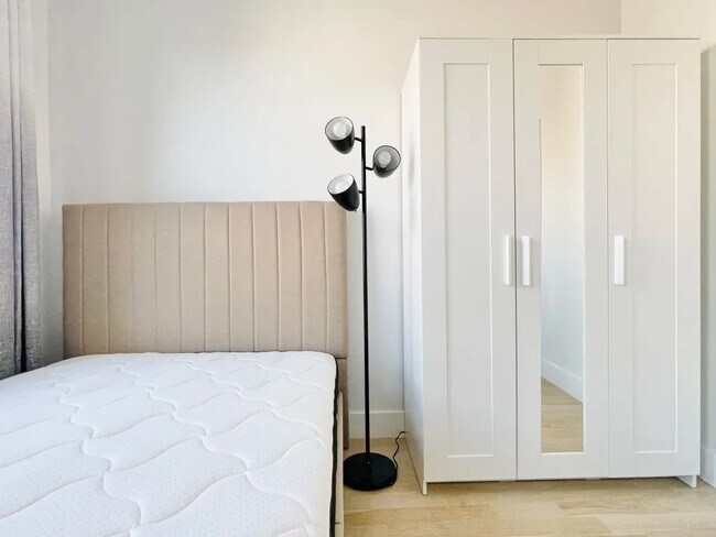 Foto del edificio - Furnished room/NOT APARTMENT