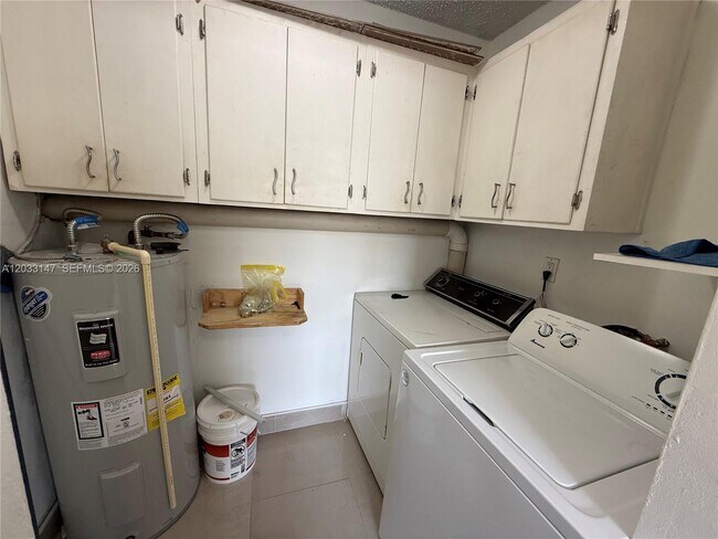 Foto del edificio - 883 NE 40th St