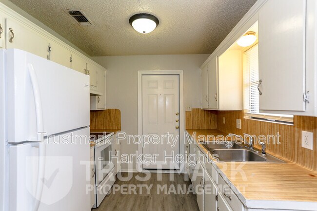 Foto del edificio - 607 Colonial Ln
