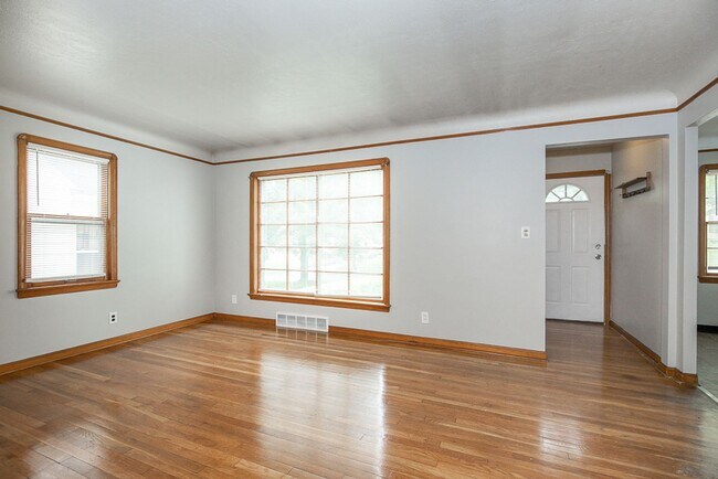 Foto del edificio - 3 Bedroom/1 bath Single House Maple Hts!!