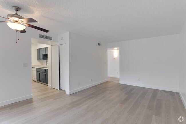 1 habitación, 1 baño, 580 pies cuadrados, sala de estar - The Pacifica - 1 & 2 bedrooms units - wash...