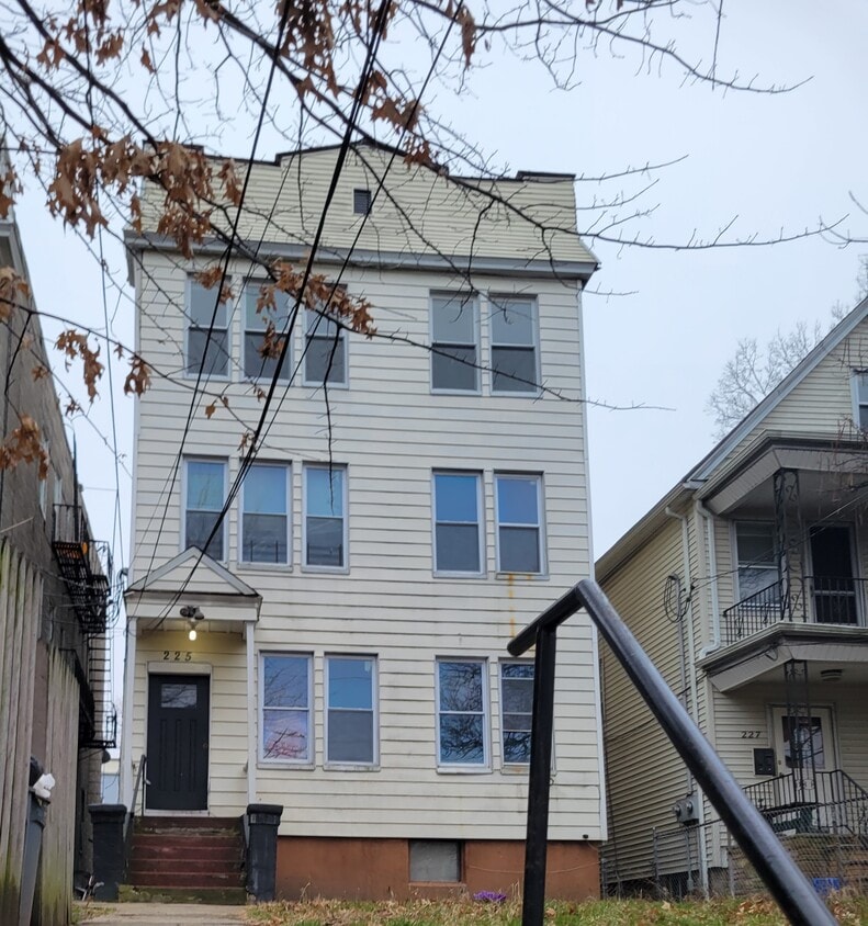 Primary Photo - 225 Duncan Ave