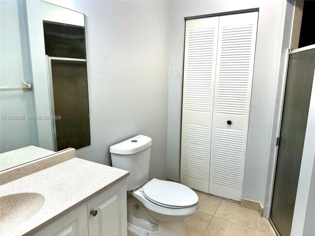 Foto del edificio - 631 Cypress Lake Blvd