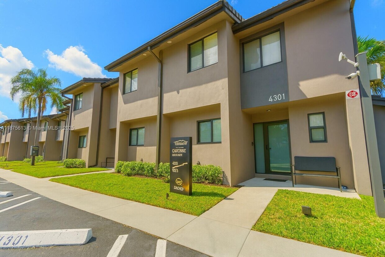 Foto principal - 4325 NW 115th Ave