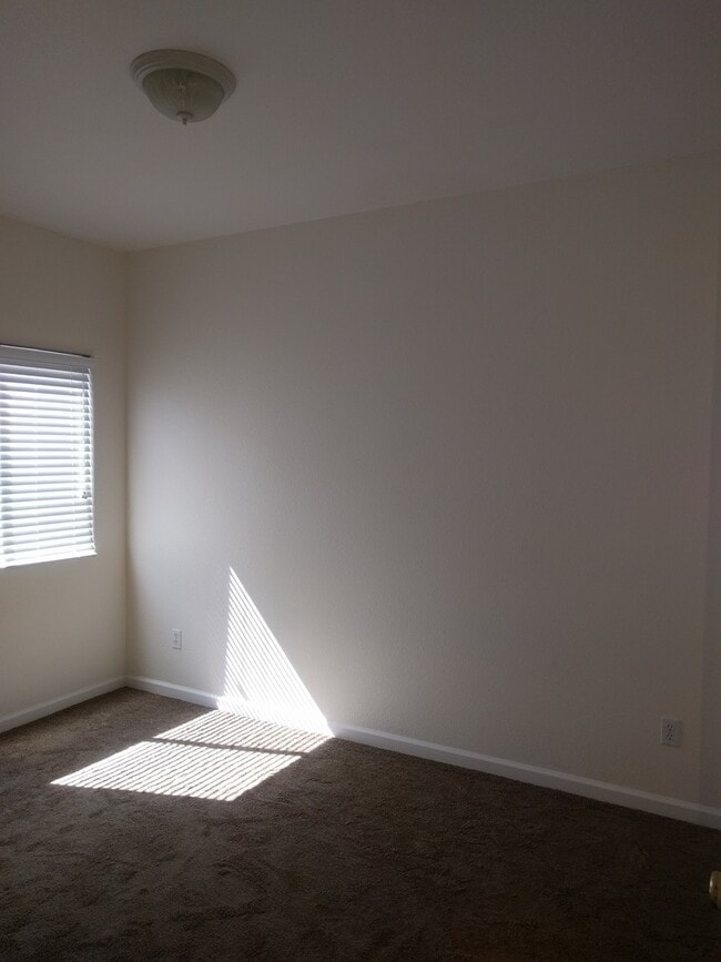 Foto del edificio - Huge 4-bedroom single story home