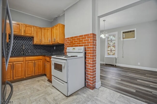 Foto del edificio - 102 N Jackson Ave