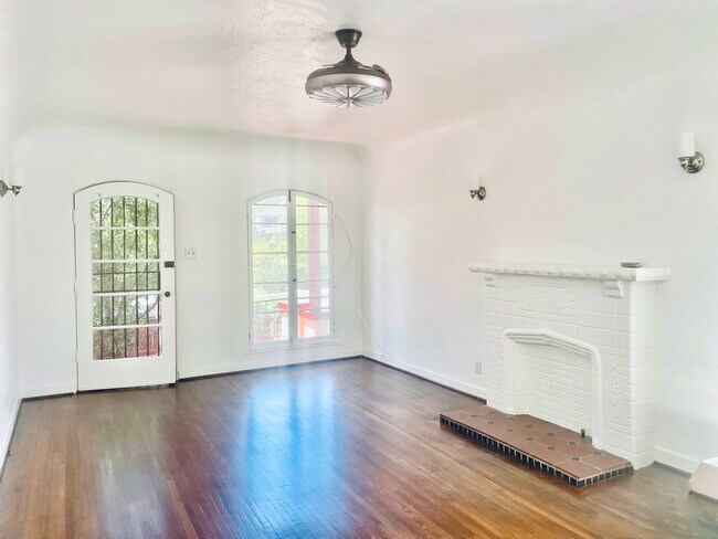 Light and bright living room with charming vintage touches - 782 E Kensington Rd