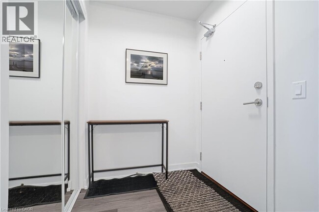 Photo du bâtiment - 255 Northfield Dr E