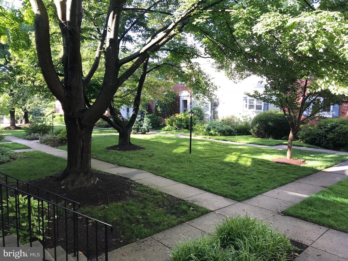 homes sits on a beautiful courtyard - 6676 Hillandale Rd