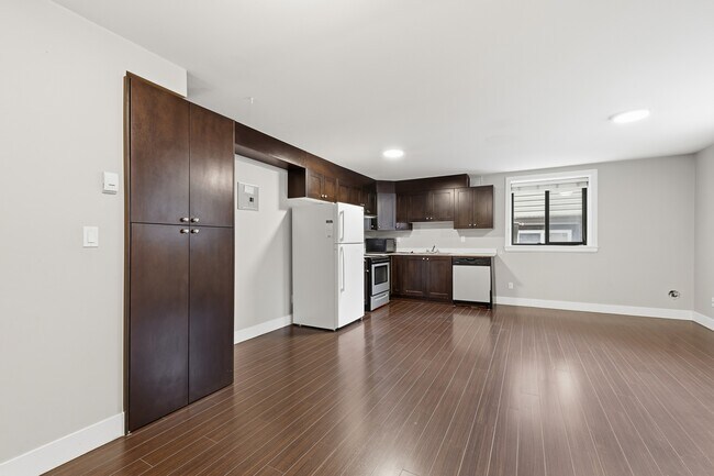 Photo du bâtiment - 15118-1558A 58A Ave.