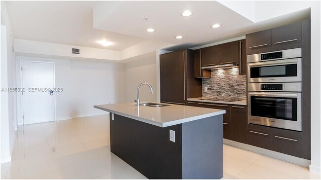 Foto del edificio - 7825 NW 107th Ave