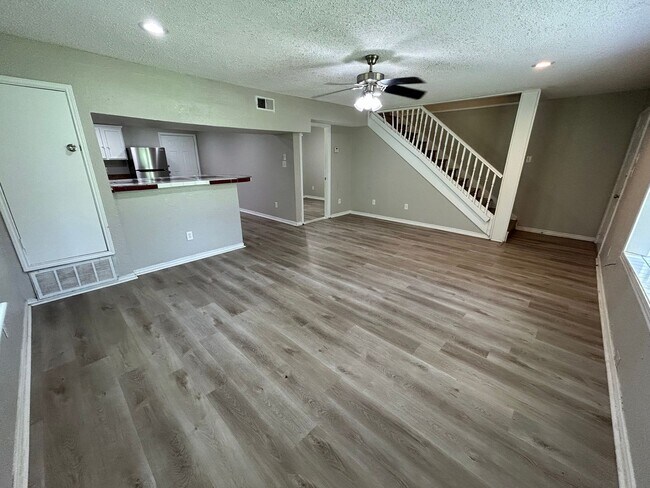Foto del edificio - 715 Eastham Ln