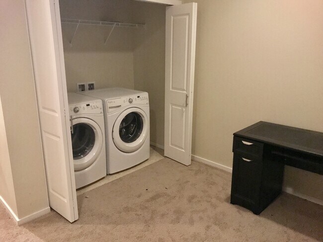 Building Photo - Bothell Townhouse