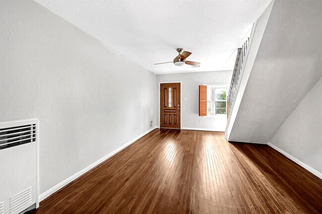 Building Photo - 1030 Lamonte Ln