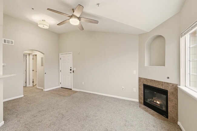 Building Photo - Beautiful 1 Bedroom Condo - Carport, Community and Gym available ASAP!