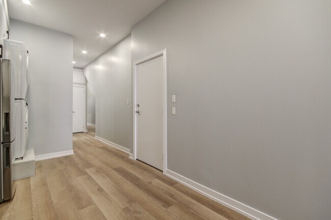 Building Photo - 453 Dundas St W