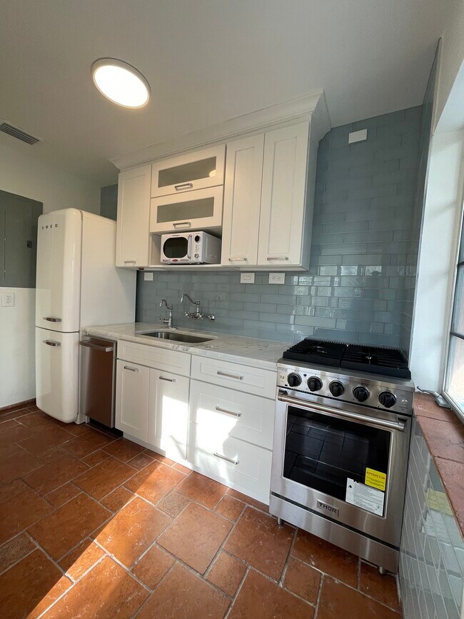 Foto del edificio - 411 Upper 8th Ave S