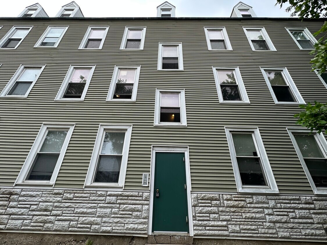 Primary Photo - 3735 W Diversey Pkwy