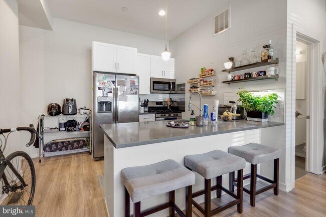 Building Photo - 385 Martin St