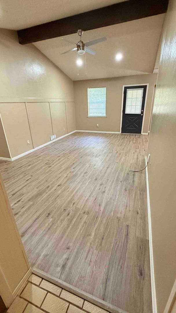 Foto del edificio - 3 bedroom / 2 bath / 2 car garage - Covere...