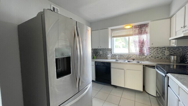 Building Photo - 7501 Palmera Pointe Cir