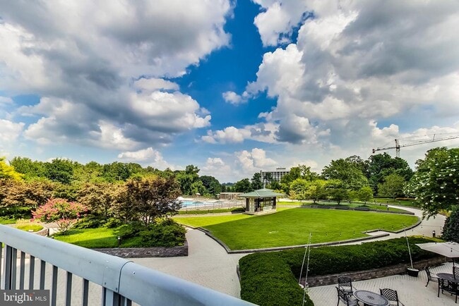 Foto del edificio - 5225 Pooks Hill Rd