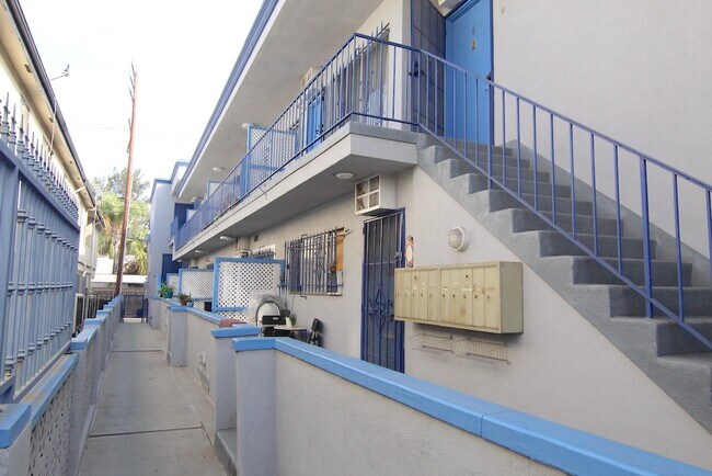 Building Photo - 618 N Hayworth Ave