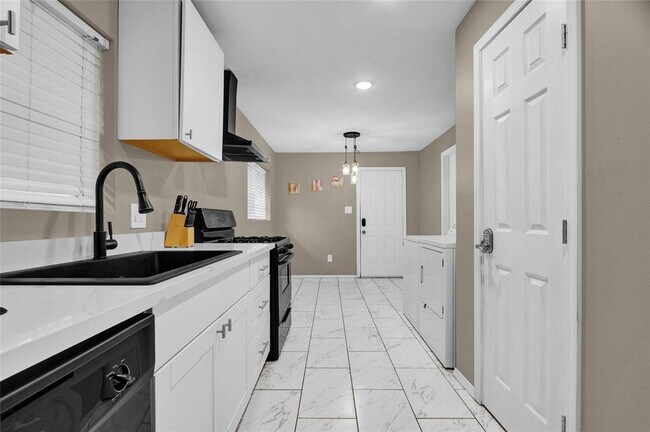 Building Photo - 1337 Conrad Sauer Dr
