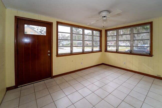 Foto del edificio - 64 Fullerwood Dr