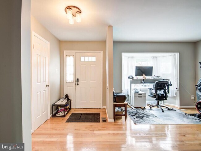 Building Photo - 7112 Lake Cove Dr