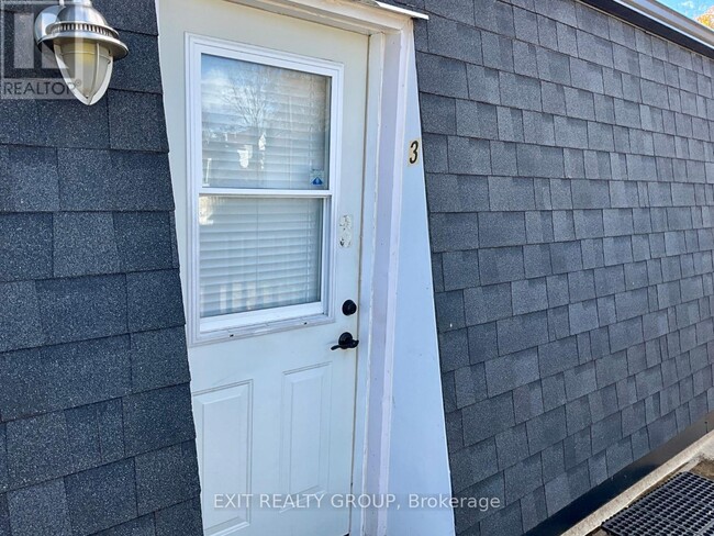 Building Photo - 156 Moira St E