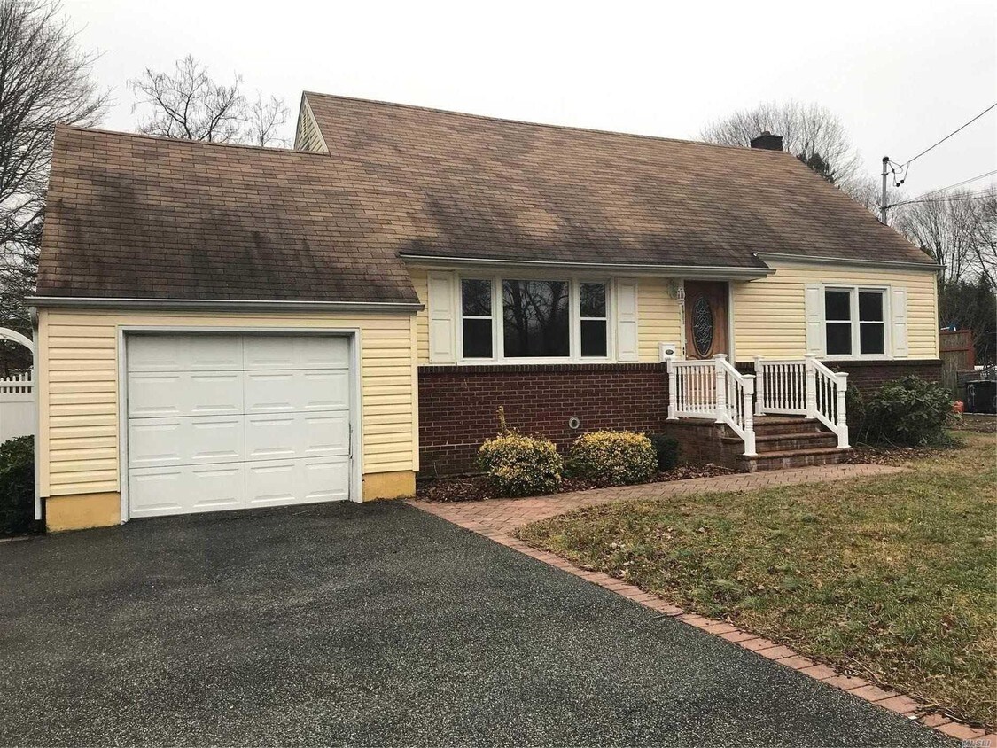 171 Broadway, Greenlawn, NY 11740 Room for Rent in Greenlawn, NY