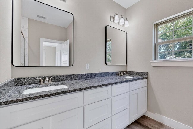 Building Photo - 1703 Ash Crescent St