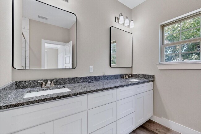 Foto del edificio - 1703 Ash Crescent St