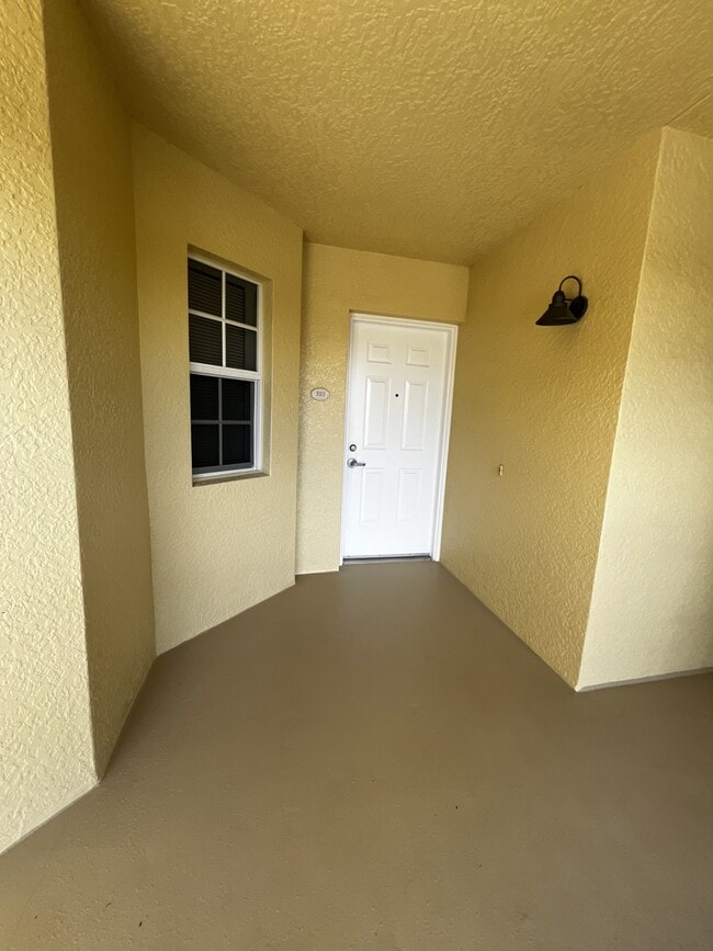 Foto del edificio - 1785 Four Mile Cove Pkwy