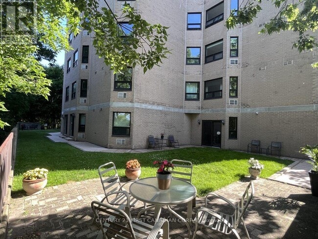 Photo du bâtiment - 549-549 Ridout St N