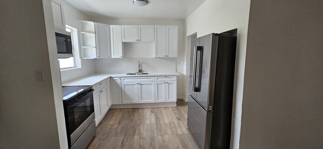 Building Photo - 321 SW 16th Ave