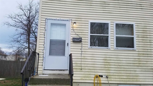 Building Photo - 802 Bayview Ave