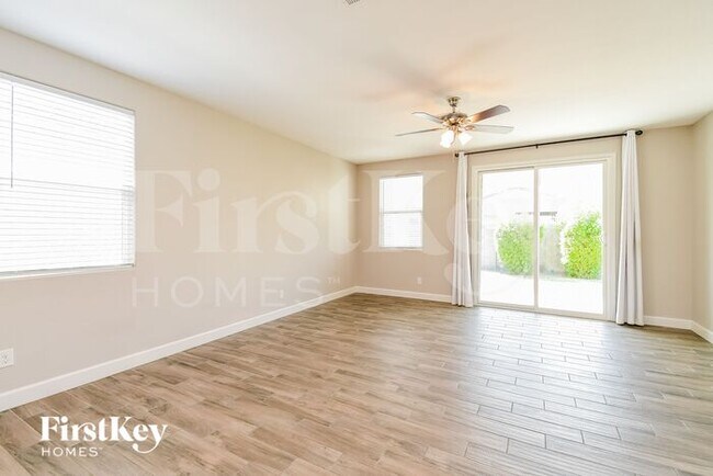 Foto del edificio - 597 E Vail Ln
