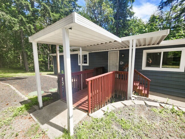 Building Photo - Updated Country-style Secluded Home