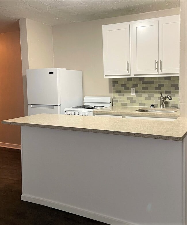 Building Photo - The Oaks