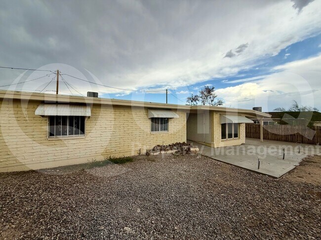 Building Photo - 2120 N 3rd Ave