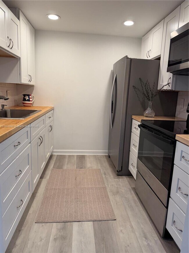 Foto del edificio - 801 SW 133rd Terrace