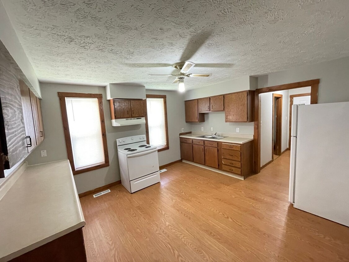 Primary Photo - 901-903 N. 12th-THOMPSON UNITED
