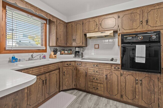 Foto del edificio - 1221 Kenwood St