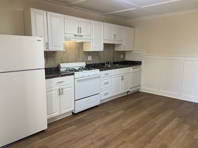 Building Photo - Adorable 1 Bedroom Near Downtown Greensboro