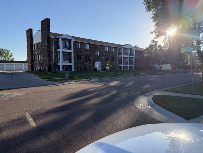 Foto del edificio - 341 Prairiewood Cir S