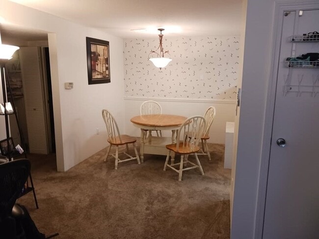 Building Photo - 10 Squire Ct