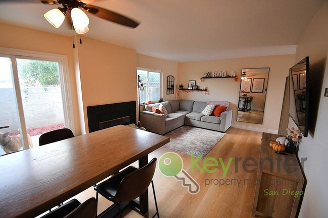 Foto del edificio - End-Unit Newly Remodeled Townhome in Clair...